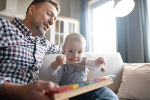 Carino bambina cercando occupato a giocare con xilofono — Foto Stock