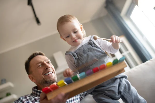 可愛いです女の子見ます幸せなpalyingとともにxylophone — ストック写真