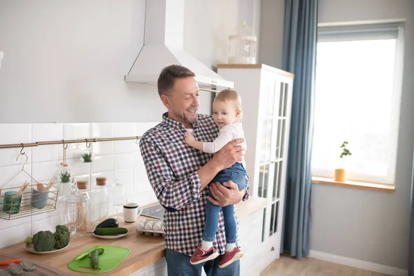 Padre in una camicia a scacchi cercando hapy con la sua figlia bambino carino — Foto Stock