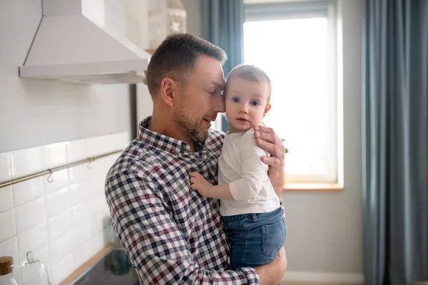 Vater im karierten Hemd fühlt sich wohl mit seiner kleinen Tochter — Stockfoto