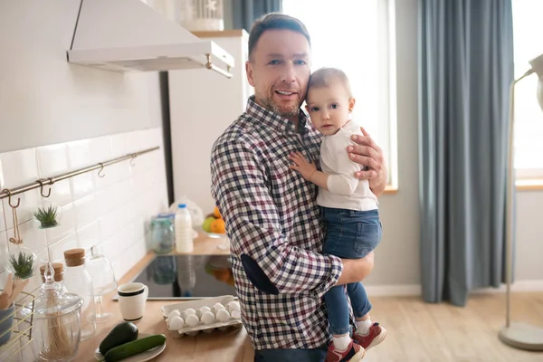 Süßes kleines Mädchen im weißen Hemd sieht glücklich aus — Stockfoto