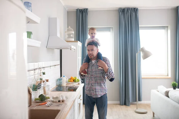 Linda niña sintiéndose bien en los hombros de sus padres — Foto de Stock