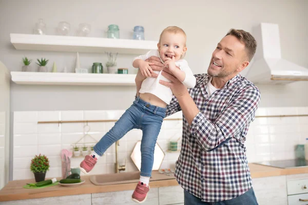 Padre in camicia a scacchi divertirsi con la sua bambina — Foto Stock