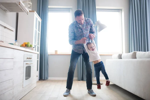 Liten söt liten flicka gör sina första steg — Stockfoto