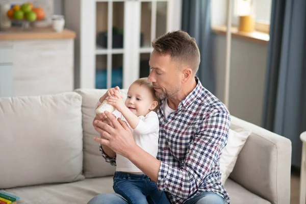 Vater im karierten Hemd verbringt Zeit mit seiner kleinen Tochter — Stockfoto