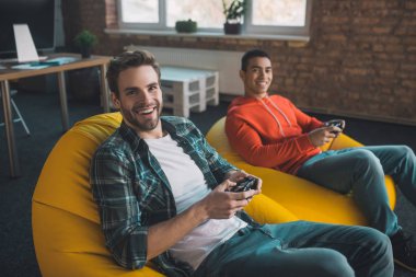 Mutlu genç adam arkadaşıyla eğleniyor.