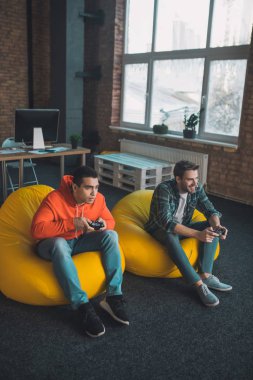 Oyunu kazanmaya çalışan hoş bir genç adam.