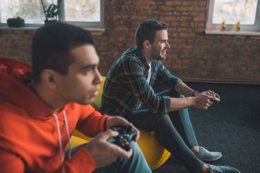 Neşeli sakallı adam arkadaşıyla eğleniyor.