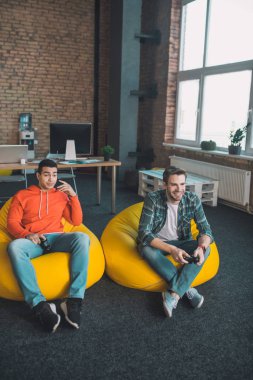 Hoş, hoş erkekler hafta sonu eğleniyor.