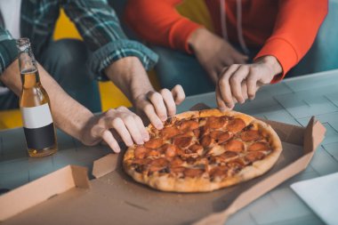 Pizzanın parçalara ayrılmasına yakın.