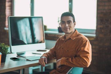 Akıllı genç adam sana dönüyor.