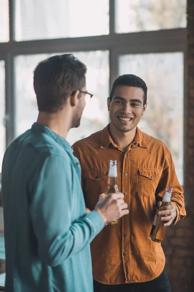 Jóvenes positivos teniendo una agradable conversación — Foto de Stock