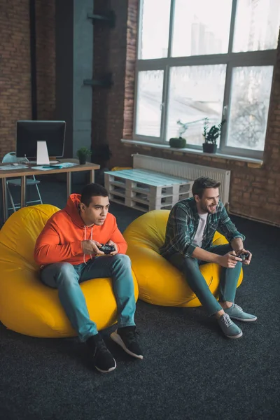 Oyunu kazanmaya çalışan hoş bir genç adam.