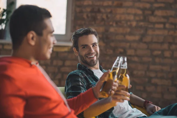 Freudige Männer, die mit ihren Getränken jubeln — Stockfoto