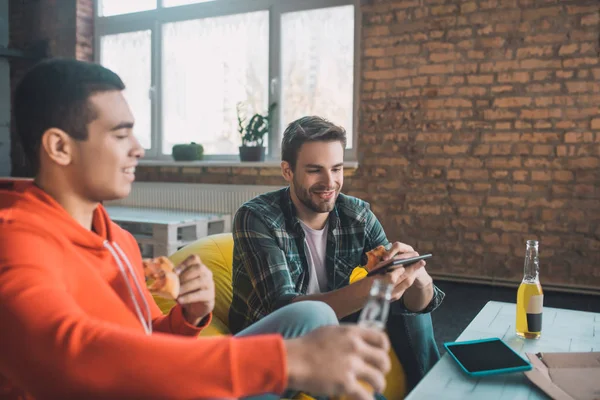 Positivo bons amigos se divertindo em casa — Fotografia de Stock