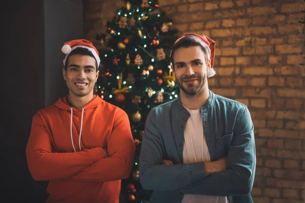 Позитивні хороші молоді чоловіки в капелюхах Санта — стокове фото