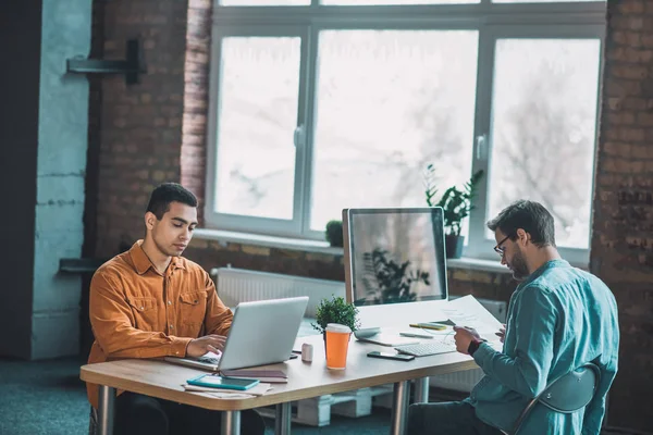 Trevliga smarta män som deltar i sina uppgifter — Stockfoto