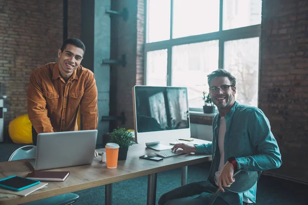 Gelukkig positieve mannen zijn in een goed humeur op het werk — Stockfoto