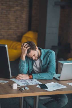 Depresyondaki genç adam işinden dolayı yorgun.