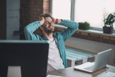 Baş ağrısından muzdarip neşesiz genç adam.