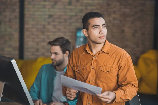 Agradable joven moreno mirando a un lado — Foto de Stock