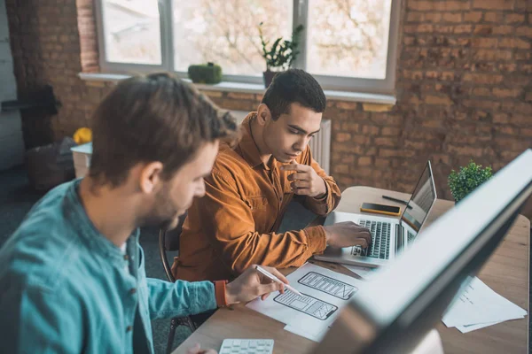 Hombres inteligentes guapos teniendo una discusión seria — Foto de Stock