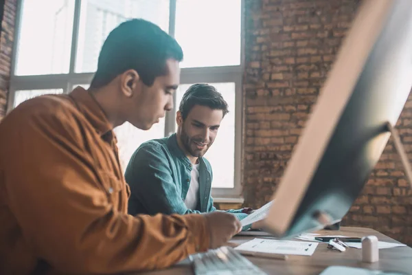 Hombres alegres y agradables hablando entre sí — Foto de Stock