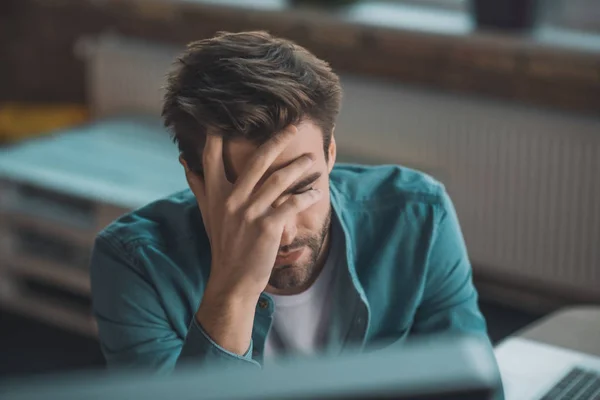 Porträt eines müden, traurigen jungen Mannes — Stockfoto