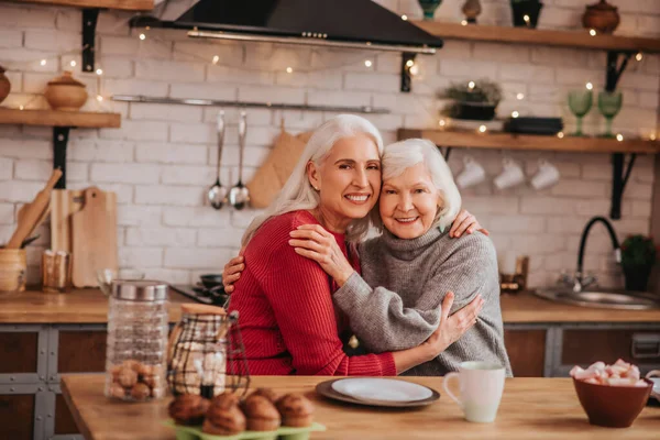 Dos señoras maduras de pelo gris positivas sintiéndose muy bien juntas — Foto de Stock