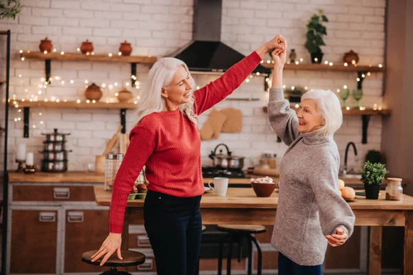 Dos señoras maduras de pelo gris positivas que se divierten — Foto de Stock