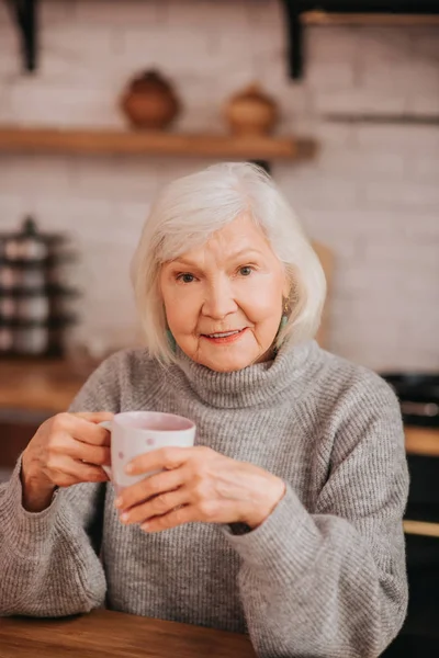 Hermosa anciana en suéter gris con buen aspecto — Foto de Stock