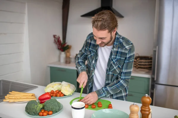 Чоловік ріже овочі для приготування салату — стокове фото