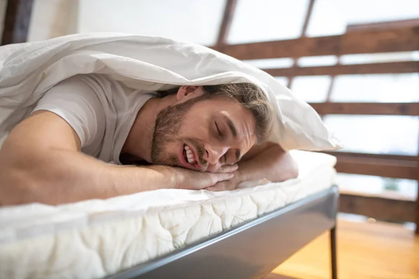 Hombre somnoliento sintiéndose incapaz de despertarse por la mañana — Foto de Stock