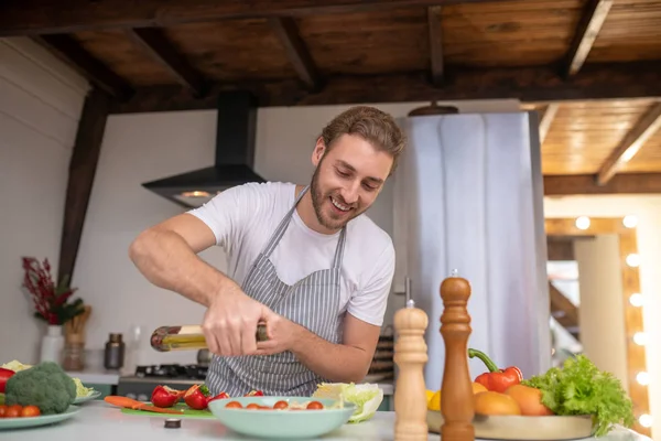 Konzentriertes Öl in eine Schüssel geben — Stockfoto