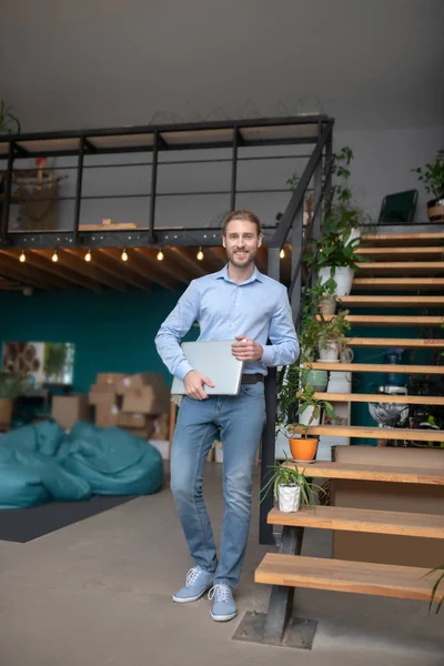 Man met een computer die op een nieuwe werkplek staat — Stockfoto