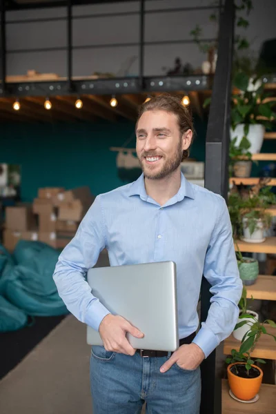 Smiling handsome man confidently holding his computer — 스톡 사진