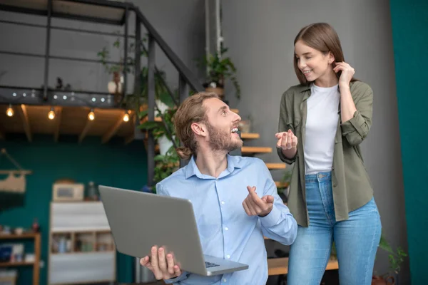 Sonriendo hombre y mujer discutiendo tareas de trabajo juntos —  Fotos de Stock