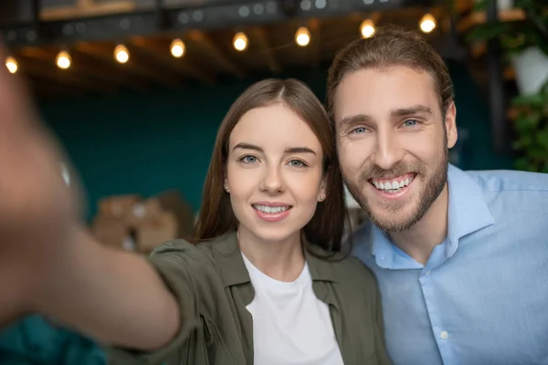 Feliz jovem casal fazendo um engraçado selfie — Fotografia de Stock