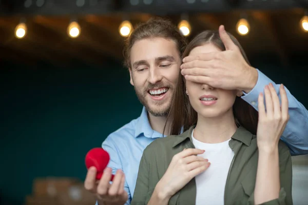 Man maakt een verloving verrassing voor de vrouw — Stockfoto