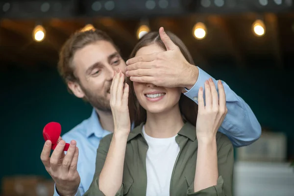 Man presenting engagement ring to the woman — Stock Photo, Image