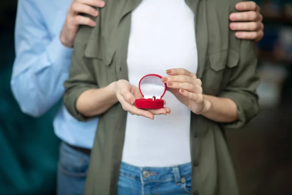 Homme et femme tenant une boîte à bague de fiançailles — Photo