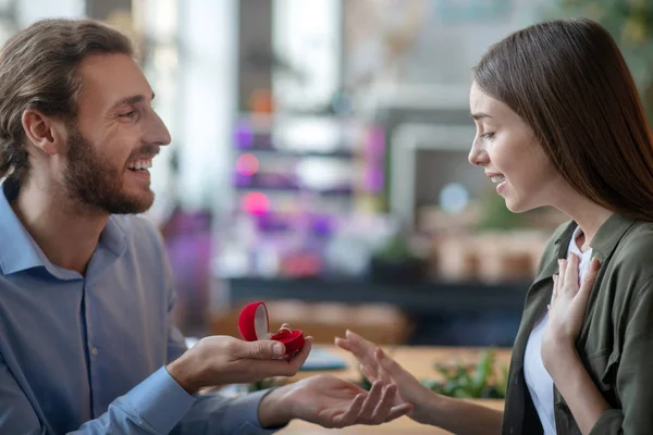 Man making a proposal to his girlfriend — Stock Photo, Image