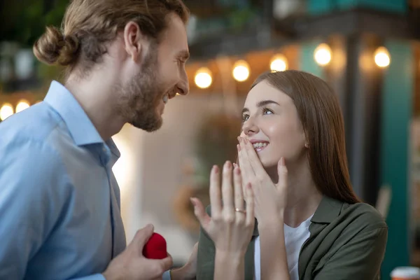 Vrouw reageert emotioneel op het ontvangen van een voorstel — Stockfoto