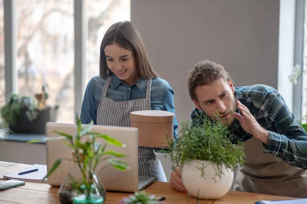 Homem e uma mulher dirigindo uma loja de plantas online — Fotografia de Stock