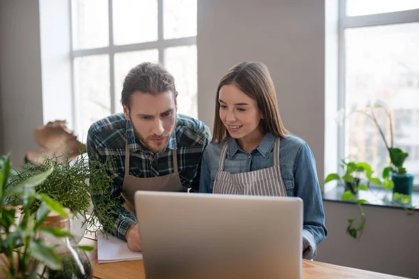 Mulher e um homem trabalhando com um computador — Fotografia de Stock