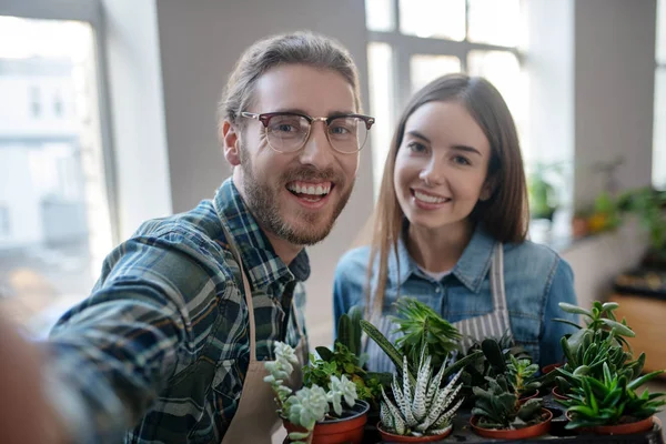 Homme et femme faisant selfie avec diverses plantes — Photo