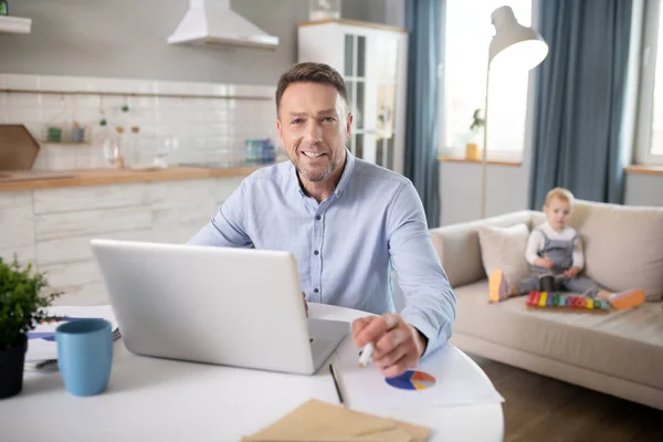 Bärtiger Mann im blauen Hemd fühlt sich wohl — Stockfoto