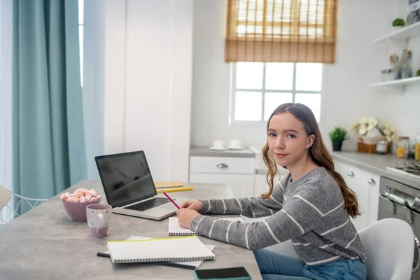 Pretty girl with long hair looking good — Stock Photo, Image