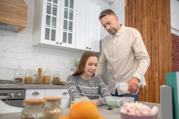 Dad and daughter in the kitchen at breakfast. — 스톡 사진