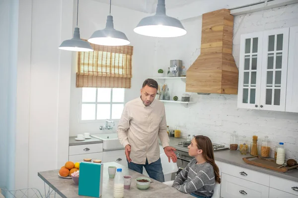 Vader vertelt over de voordelen van goede voeding voor dochter. — Stockfoto